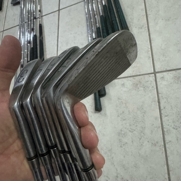 Wilson 1200 LT itons 3/9 in right handed 
Steel shafts 
Used conditions - Picture 4 of 12